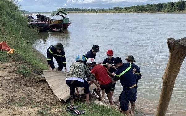 Tìm thấy thi thể người phụ nữ để lại xe máy và dép lê, nghi nhảy cầu Dùng tự tử