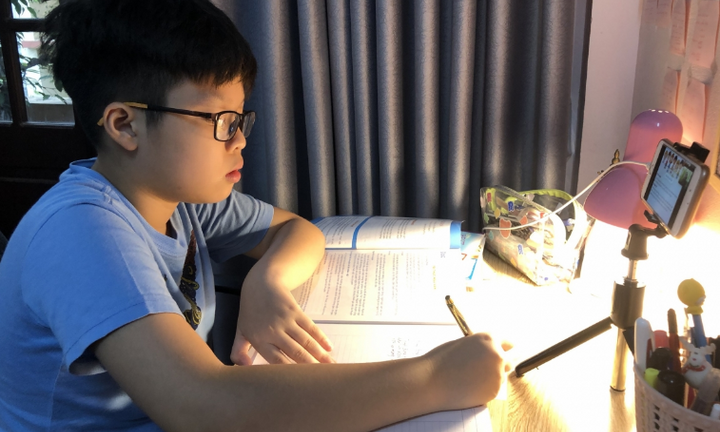 Học sinh khó khăn, không điện thoại, không máy tính ở TP.HCM sẽ nhận được hỗ trợ khi học online