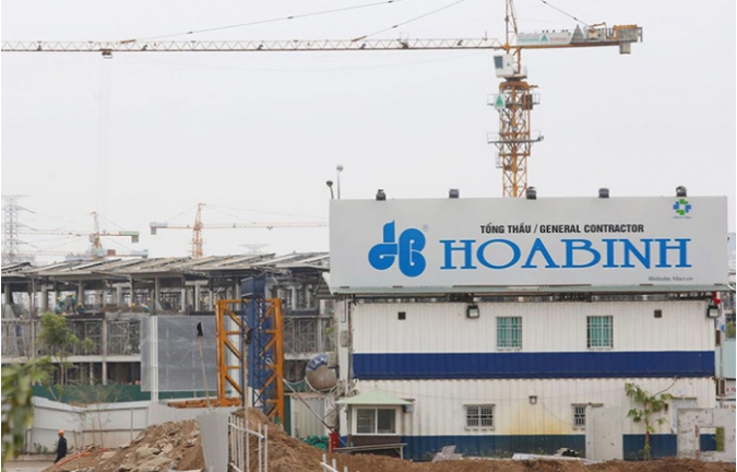 Vừa bán xong nửa triệu cổ phiếu, TGĐ Xây dựng Hòa Bình tiếp tục muốn thoái sạch vốn