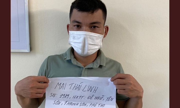 Nam thanh niên thuê người chèo thuyền đưa qua sông để