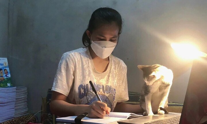 Cô giáo tình nguyện vào khu cách ly chăm sóc học trò