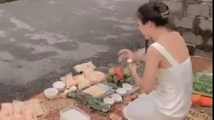 Không đòi được nợ, người phụ nữ mang vàng hương đến nhà con nợ cúng bái