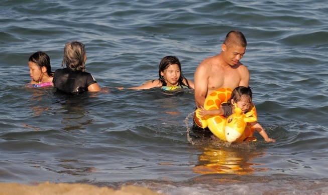 Khánh Hòa: Người dân vùng xanh được tắm biển từ 16/10