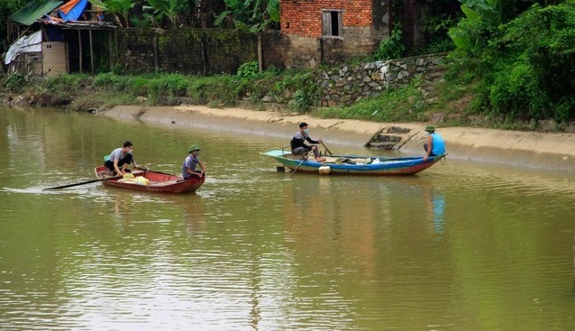 Đuổi theo quả bóng rơi xuống sông Vinh, bé trai 8 tuổi mất tích bí ẩn