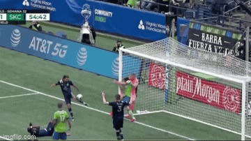 Video: Bị truy cản ngay trước khung thành, thủ môn nổi điên, ôm cổ quật ngã đối thủ