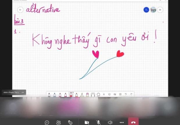 Không bật được mic học online, cô giáo chỉ viết vài dòng mà khiến học trò ấm lòng vì 