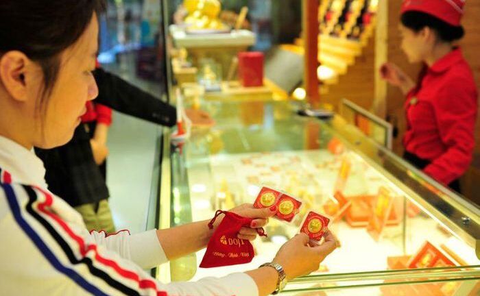 Giá vàng hôm nay ngày 17/11: Vàng áp ngưỡng 62 triệu đồng