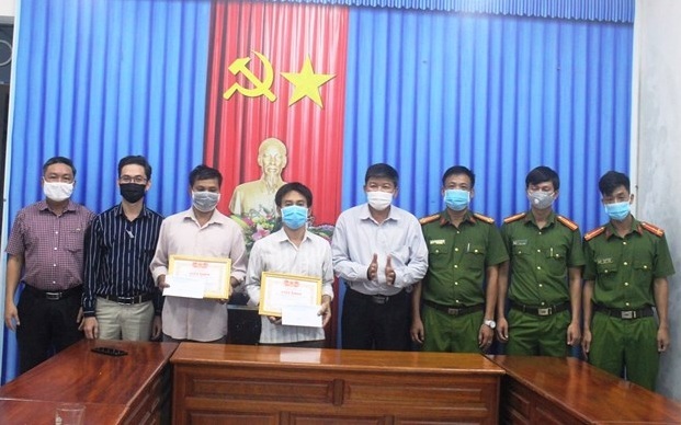 Khen thưởng 2 công dân bắt được đối tượng dùng tiền âm phủ vào mua vàng rồi cướp