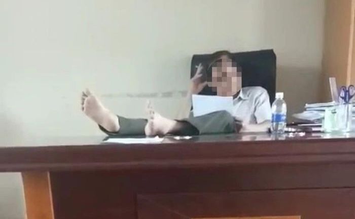 Hạt trưởng kiểm lâm gác chân lên bàn làm đơn xin từ chức