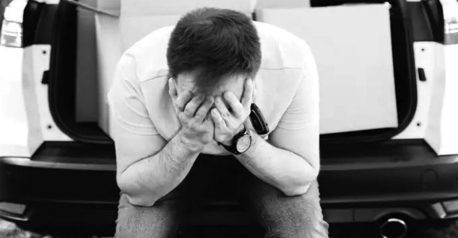 Mải nhắn tin với tình cũ, chồng đẩy gia đình vào bi kịch