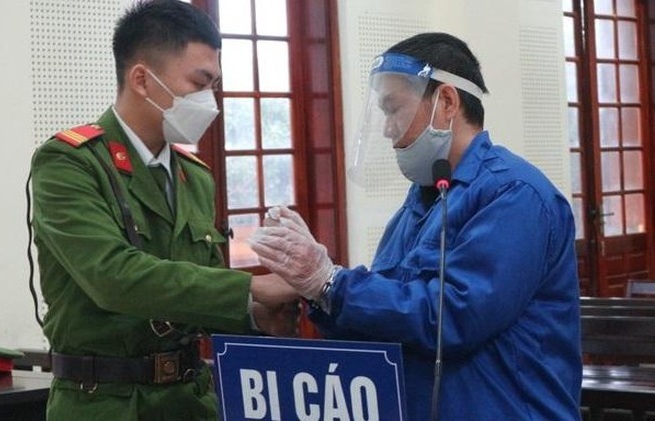 Nghệ An: Bị nhà ngoại chê chậm chạp, chồng vung dao cứa cổ vợ đang ngủ