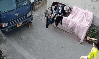 Video: Thót tim cảnh bé trai bị xe tải nuốt chửng vào gầm, thoát chết một cách khó tin