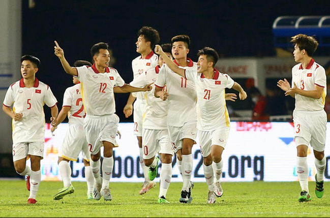 Thắng đậm Singapore 7-0, U23 Việt Nam dẫn đầu bảng, quyết đấu Thái Lan