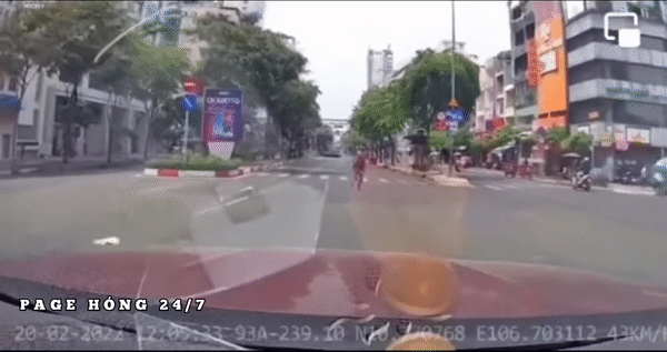 Video: Lao vào đầu ô tô định 