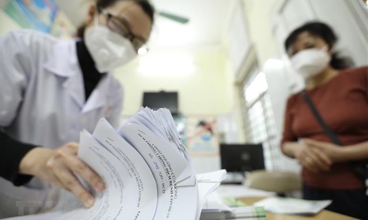 Phải nghỉ làm chăm con bị F0, người lao động có thể nhận được khoản tiền hỗ trợ nào?