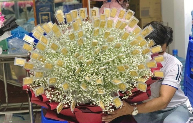 Choáng với bó hoa đính 100 lượng vàng đại gia Cần Thơ tặng vợ ngày 8/3