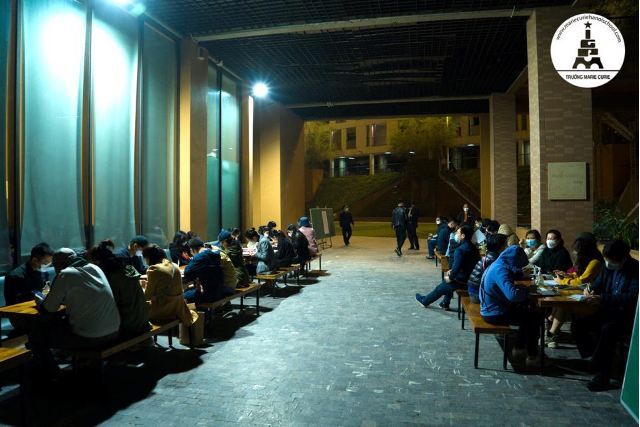 Phụ huynh Hà Nội xếp hàng lúc nửa đêm mua phiếu trải nghiệm lớp 1 cho con