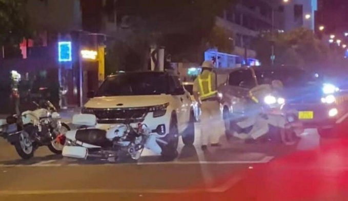 Sợ bị kiểm tra nồng độ cồn, tài xế để lại xe ô tô rồi bỏ đi