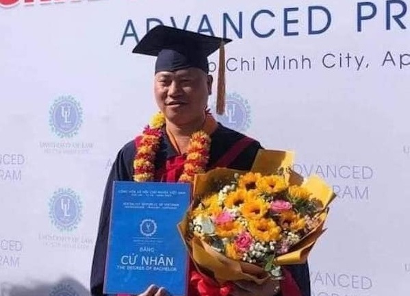 Vụ sư thầy ăn thịt chó Nguyễn Minh Phúc mặc áo cử nhân tốt nghiệp: ĐH Luật TP.HCM nói gì?