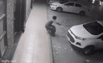 Video: Phản xạ cực nhanh, người đàn ông thoát chết trong gang tấc