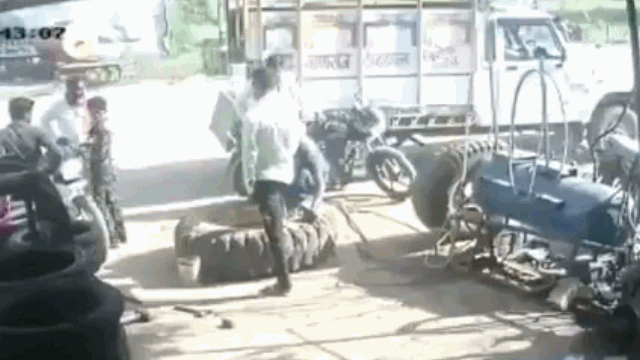 Video: Lốp ô tô phát nổ kinh hoàng, 2 thanh niên bị hất tung lên trời