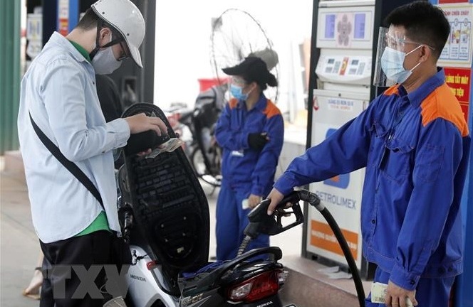 Từ 15h ngày 12/4, giá xăng giảm 830 đồng/lít