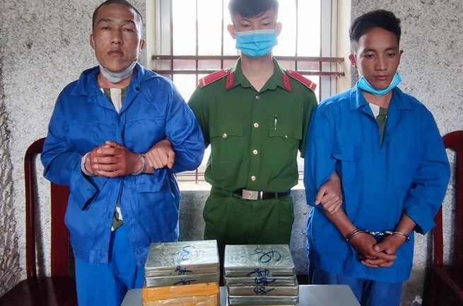 Điện Biên: Hai chú cháu rủ nhau vận chuyển 12 bánh heroin