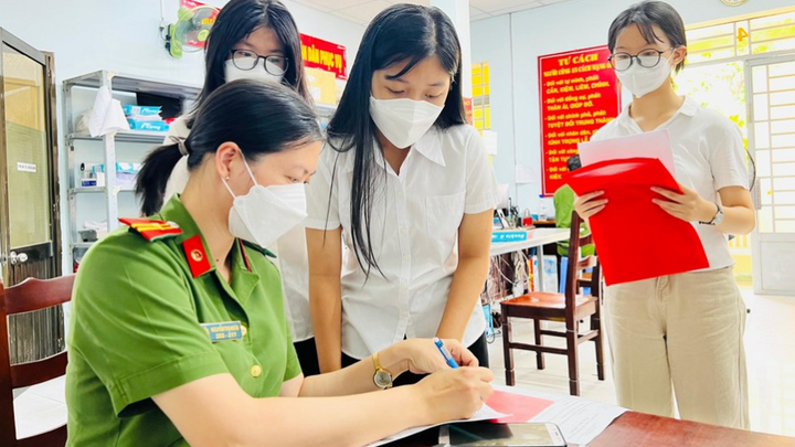 Công an TP.Thủ Đức cấp CCCD gắn chip cho học sinh dịp lễ 30/4