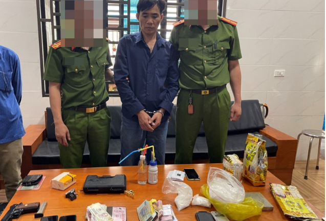 Thủ súng, cõng ma túy từ Lào về Nghệ An
