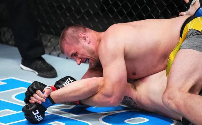 Video: Võ sĩ King Kong tung liên hoàn cước, khiến đối thủ choáng váng xin hàng