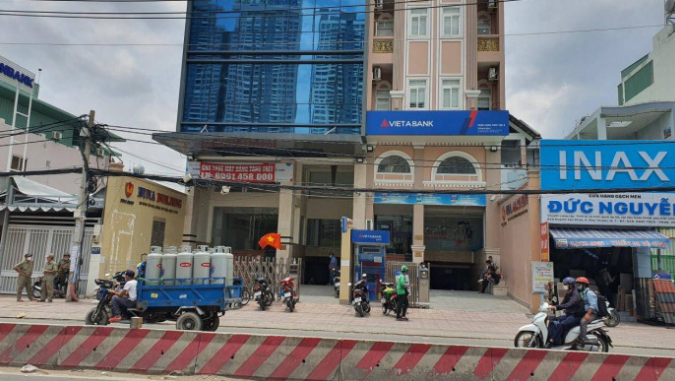 Hé lộ bí ẩn bên trong thùng carton nghi chứa thi thể trẻ sơ sinh trong tòa nhà ở TP.HCM