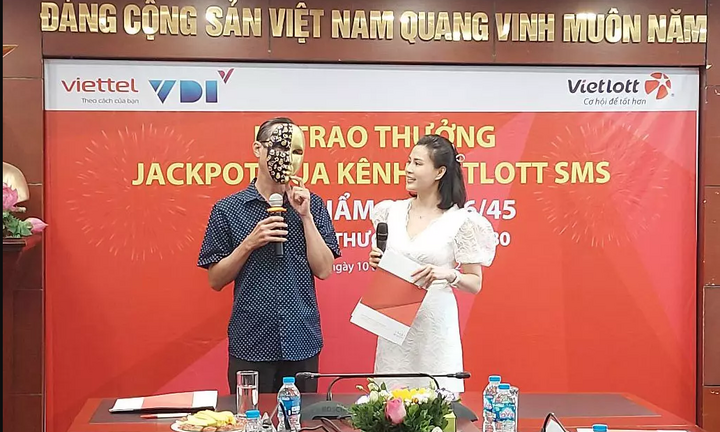 TP.HCM: Chờ con đi học về, người đàn ông ấn mua Vietlott, vô tình trúng độc đắc 36 tỷ