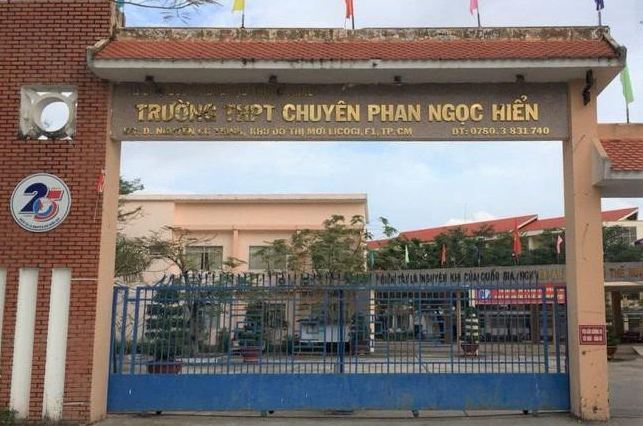 Kỷ luật phó hiệu trưởng bắt học sinh ăn thức ăn lấy ra từ thùng rác