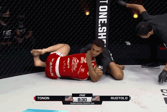 Video: Tung tuyệt kỹ bẻ cổ hiểm hóc, võ sĩ Mỹ hạ knock-out đối thủ