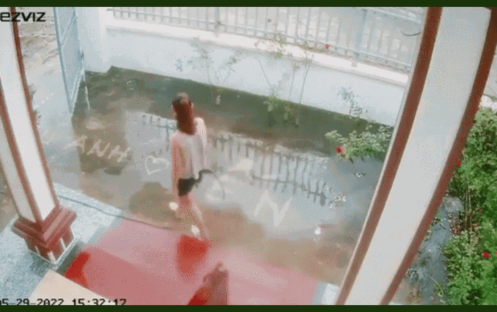 Video: Vợ vừa rửa sân vừa tranh thủ bày tỏ với chồng, cư dân mạng xuýt xoa vì quá đáng yêu
