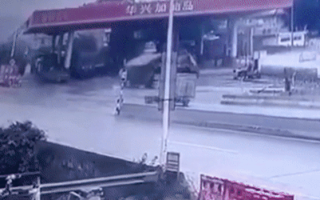 Video: Thót tim cảnh xe tải ôm cua, làm văng thùng xe, đè bẹp dúm ô tô
