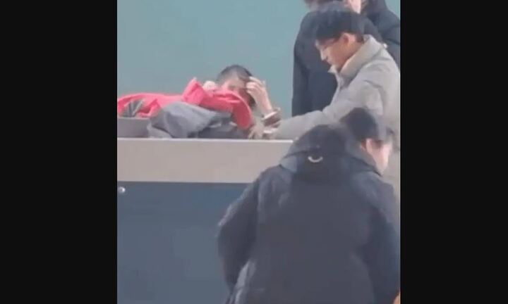 Nữ giảng viên đứng tuổi ngất xỉu trên giảng đường, hành động sau đó khiến nhiều người đều nể phục