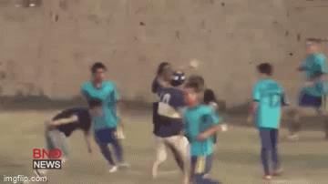 Video: Thổi phạt đền, trọng tài bị cổ động viên vây đánh dã man