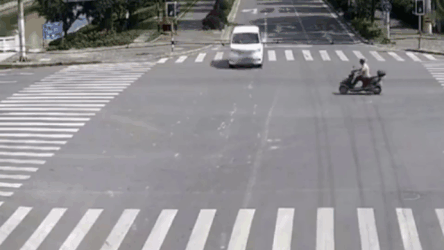 Video: Cố tình vượt đèn đỏ, người đàn ông bị ô tô tông văng xa 10m