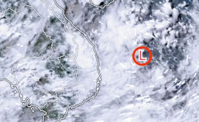 Áp thấp hình thành trên Biển Đông, miền Nam mưa dông