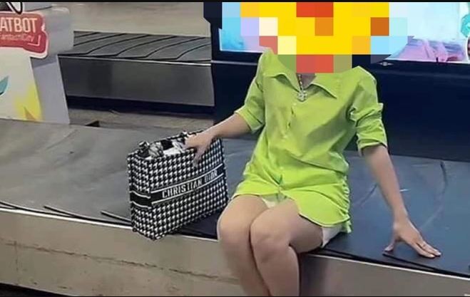 Lại thêm trường hợp nữ hành khách thả dáng trên băng chuyền hành lý ở sân bay