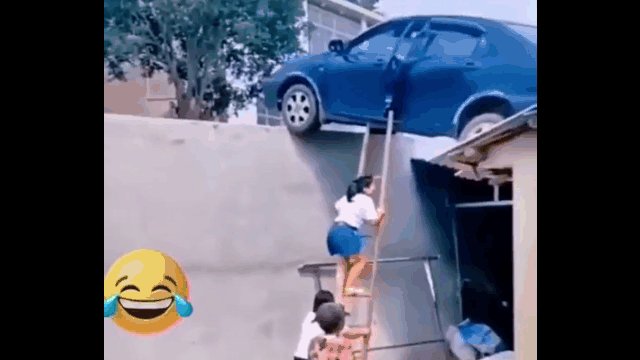 Video: Lùi ô tô lên mái nhà, nữ tài xế được người dân bắc thang 