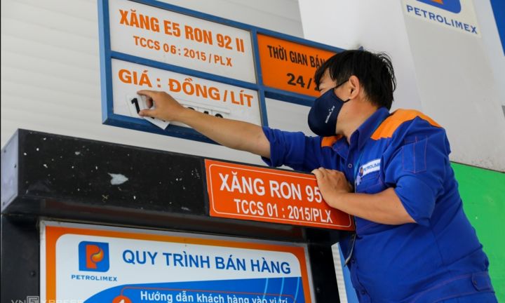 Giá xăng giảm tiếp hơn 900 đồng/lít, về mức 24.660 đồng/lít