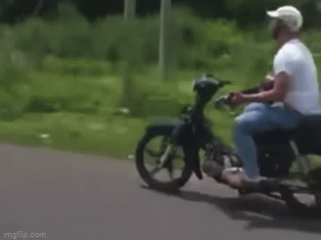 Đồng Nai: Nam thanh niên lái xe bằng chân, đánh đàn guitar trên Quốc lộ 1A