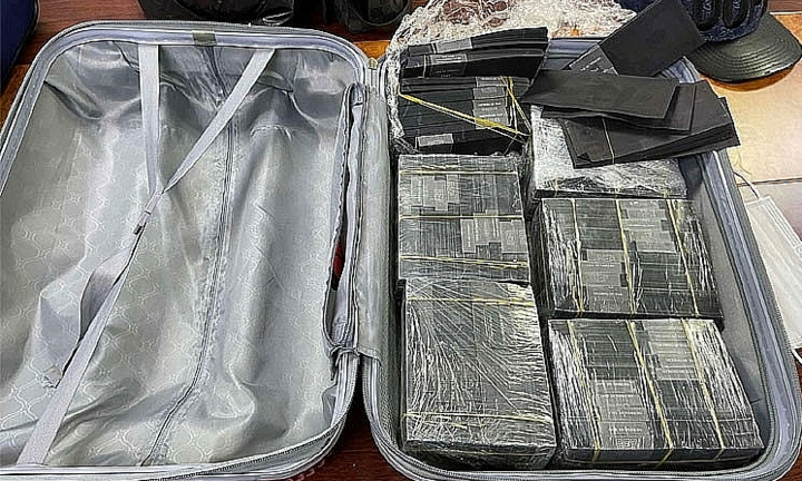 Hải quan bắt giữ vụ xuất lậu 1 triệu USD bị nhuộm đen ở sân bay Tân Sơn Nhất