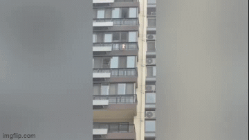 Video: Thót tim cảnh em bé 3 tuổi bám ngoài ban công tầng 5