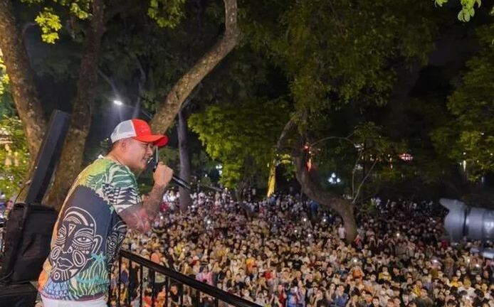 Vừa bị xử phạt, ca sĩ Tuấn Hưng lại làm liveshow ở ban công