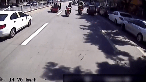 Video: Mở cửa ô tô không quan sát, tài xế khiến người phụ nữ suýt mất mạng