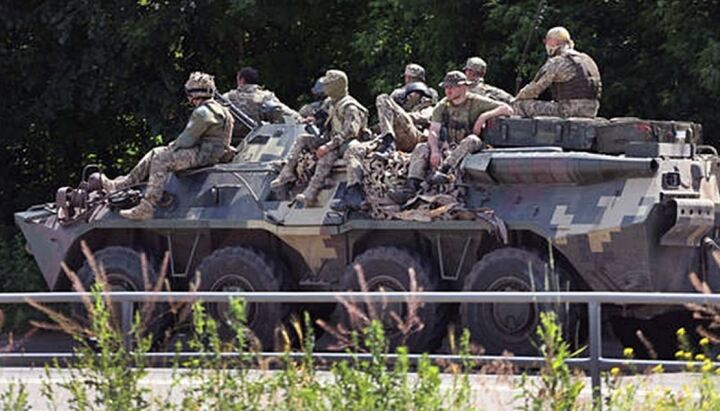 Tổng thống Ukraine tạm hoãn việc giải ngũ quân nhân