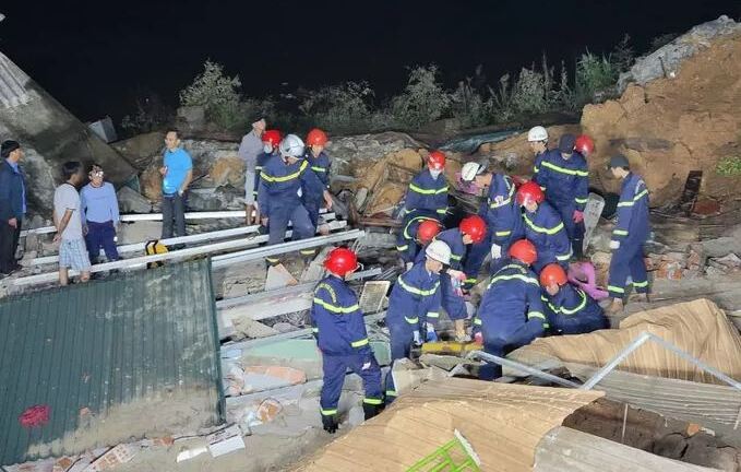 Quảng Trị: Lở sông khiến nhà đổ sập trong đêm, 1 người  bị vùi lấp